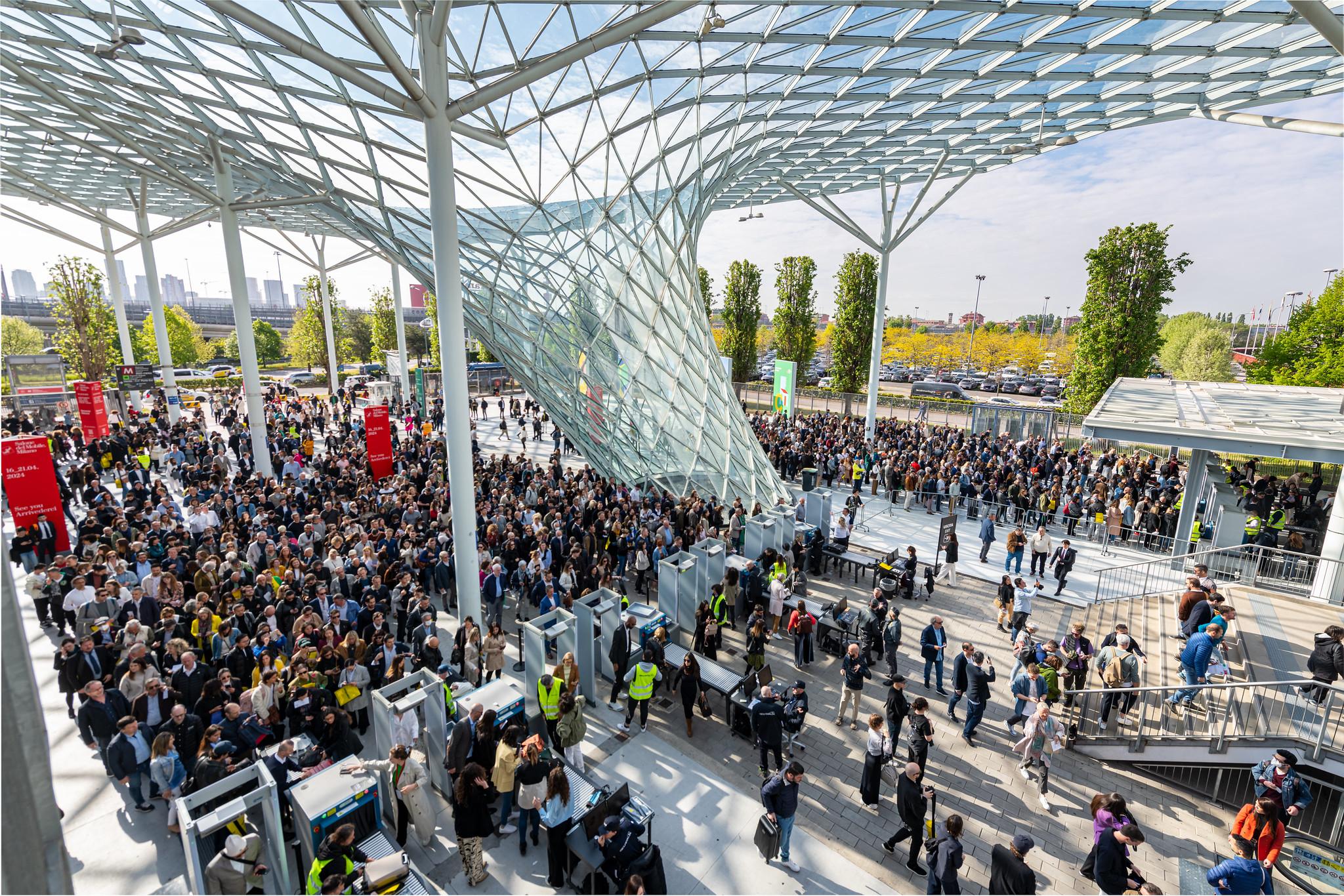 Tão aguardado pelo mercado de decoração e arquitetura, o 61º Salone del Mobile.Milano acontece até 23 de abril e reúne 1.962 expositores do setor moveleiro, de complemento e design. Este ano ganhou novo plano urbanístico, com as mostras distribuídas em apenas um nível, facilitando o fluxo e a experiência dos visitantes.