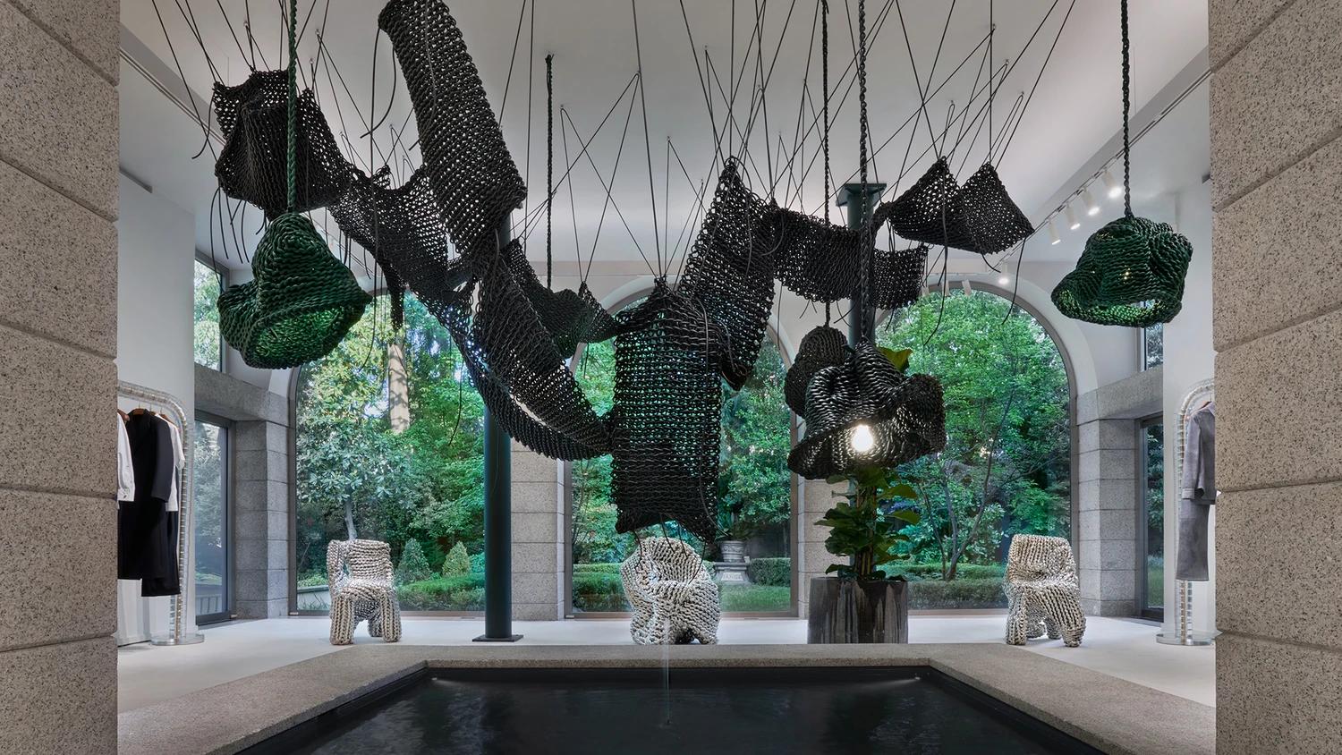 “Lightful” - nstalação da Bottega Veneta com o designer sul-coreano Kwangho Lee: esculturas luminosas e formas trançadas em couro