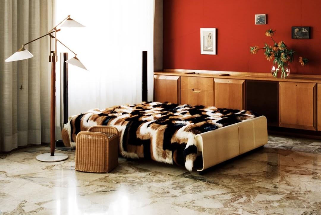 Na Casa Mascagni, Yves Salomon, estilista a frente da Maison, Yves Salomon Editions, reconhecida pelo trabalho artesanal em moda e peles de luxo, apresentou a instalação, em colaboração com o designer de interiores Michael Bargo. O projeto ocupou um raro apartamento modernista dos anos 1960, projetado por um discípulo de Gio Ponti. A instalação chamou atenção de Matteo Menotto pela preservação quase intacta do espaço e pela forma como arquitetura, memória e artesanato dialogavam de maneira sensível e imersiva.
Foto: Matteo Verzin