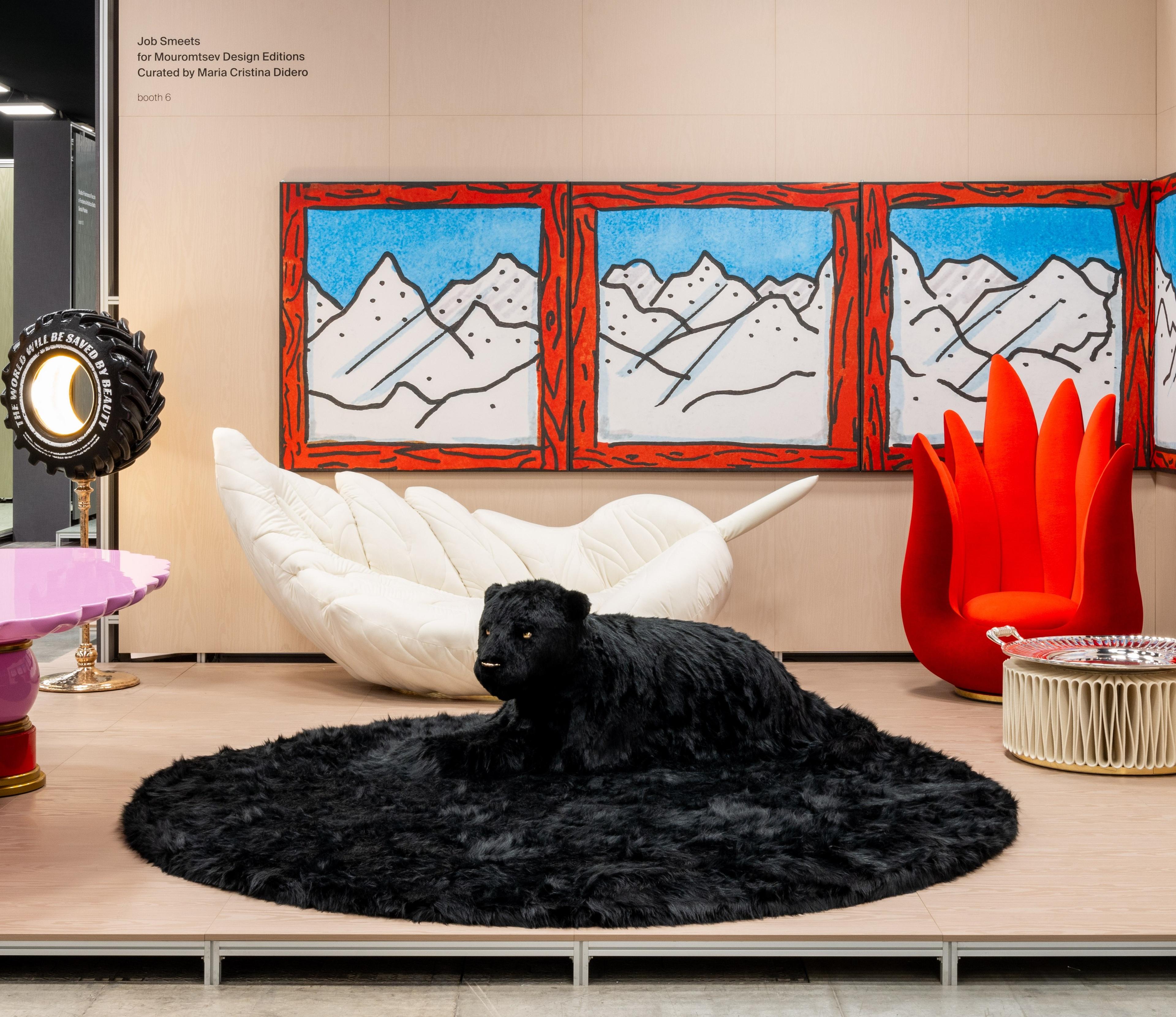 Metamorphosis in Motion
No pátio do Palazzo Litta, Lina Ghotmeh apresenta uma instalação que une memória e contemporaneidade. Um labirinto leve e efêmero ativa o espaço sem alterá-lo, mostrando o design como ferramenta narrativa capaz de reinterpretar a arquitetura de forma temporária. Fotos: divulgação. @moscapartners @linaghotmeh