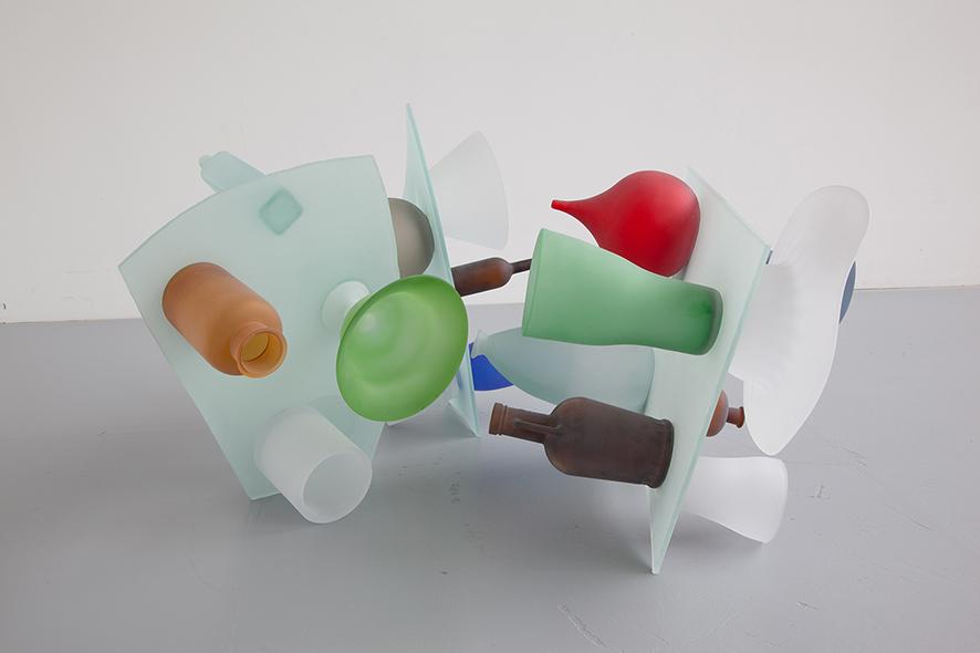 Em torno de 40 obras compõem “Silicon Dioxide”, mostra do artista inglês Tony Cragg que reproduz sua capacidade de se comunicar através do vidro. A exposição traça as etapas mais significativas da sua carreira, começando pelas assemblages, obras de grande escala onde pequenos grupos de objetos são justapostos e sobrepostos. Na foto, “Blood Sugar” (1992). No Museo del Vetro di Murano.