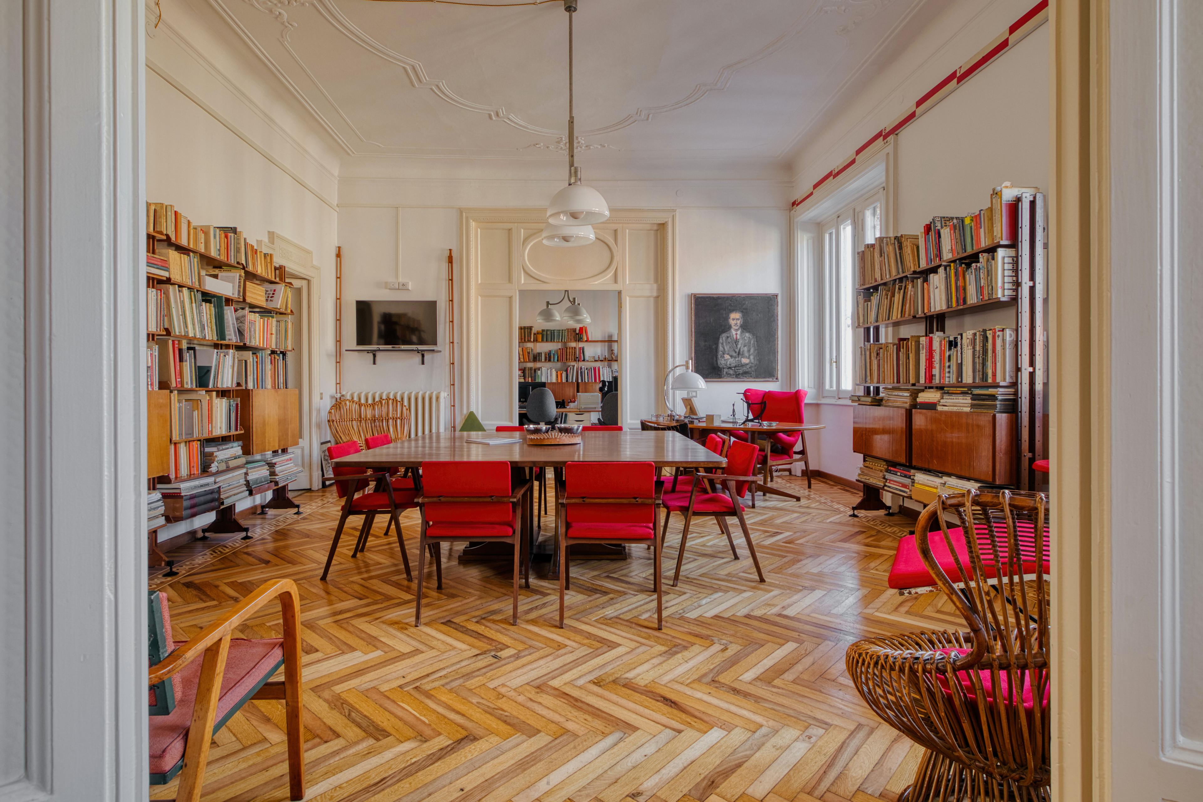 Organizada pelo Salone del Mobile, a iniciativa abriu durante uma noite arquivos históricos de design e arquitetura para visitação pública. Desenhos, maquetes e anotações revelaram o design como processo coletivo e mostraram como a cultura do design milanês continua se regenerando por meio do compartilhamento.
Fotos (divulgaçao): Cittadella degli Archivi, Fondazione Albini, Archivi Storici Politecnico di Milano.