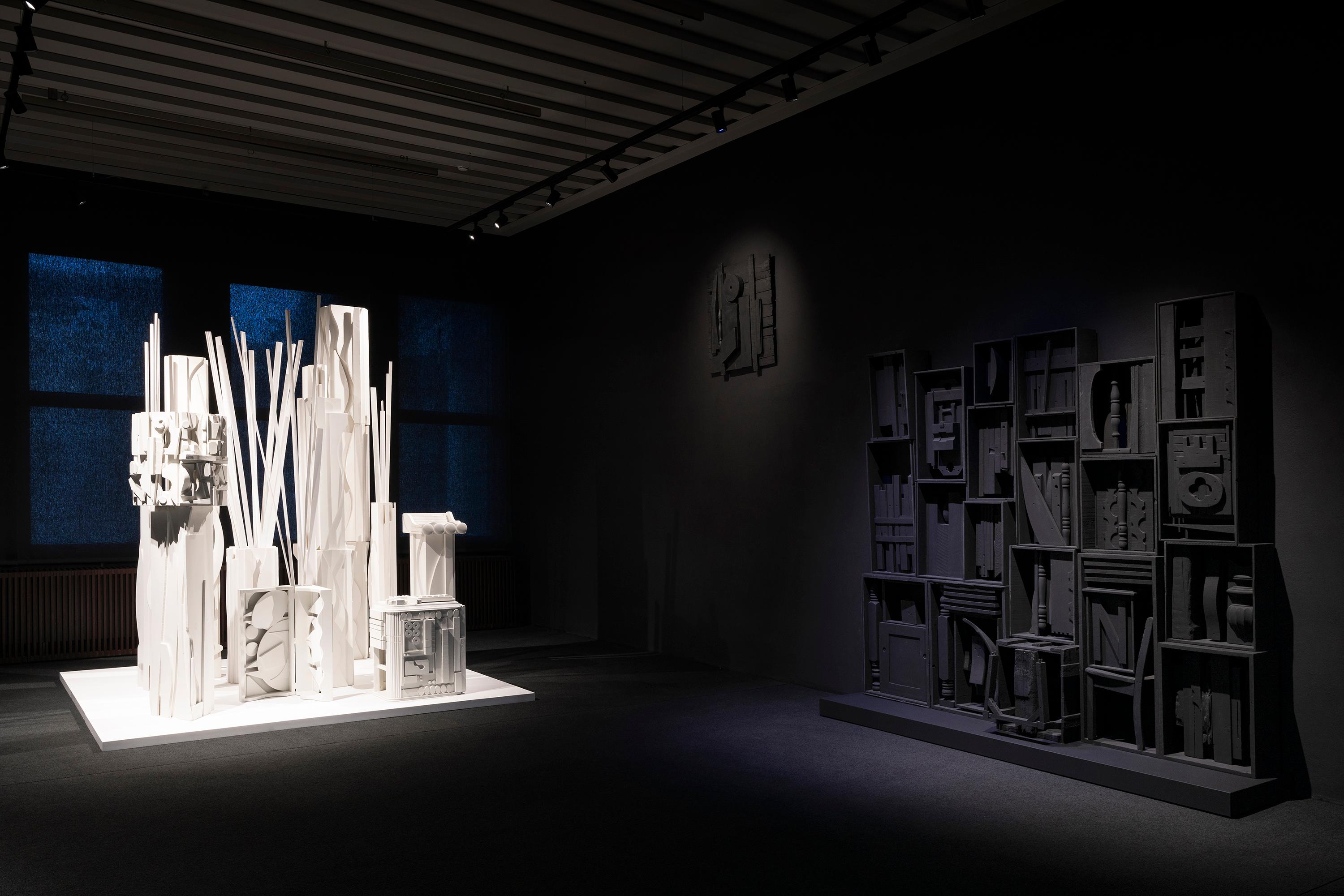 A exposição colateral à Bienal “Louise Nevelson. Persistência” apresenta o trabalho da artista ucraniana. Pioneira na arte site-specific e instalação com suas esculturas de madeira monocromáticas, ela recorria a peças de descarte, como partes de móveis, caixas, ferramentas etc para produzir as esculturas. A exposição inclui mais de 60 obras criadas entre as décadas de 1950 e 1980. Na foto, “Venice Night”. Na Procuratie Vecchie, na Piazza San Marco.