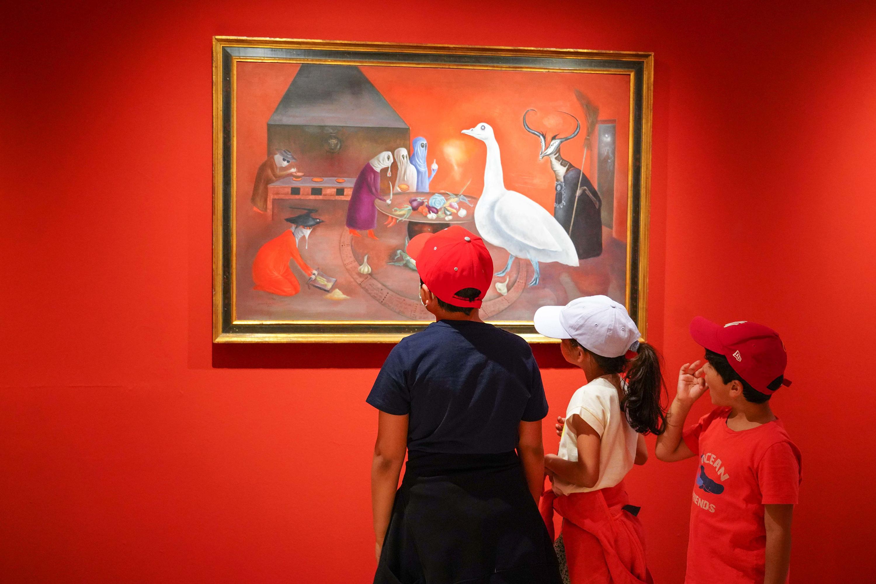 A Peggy Gugghenheim Collection apresenta “Surrealismo e magia. A modernidade encantada“, com curadoria Gražina Subelytė. Trata-se da primeira mostra inteiramente dedicada ao interesse dos surrealistas por magia, alquimia e ocultismo. São cerca de 60 obras de 20 artistas provenientes de 40 prestigiosos museus e coleções privadas. Na foto, “Grandmother Moorhead’s aromatic kitchen“ (1975), de Leonora Carrington.