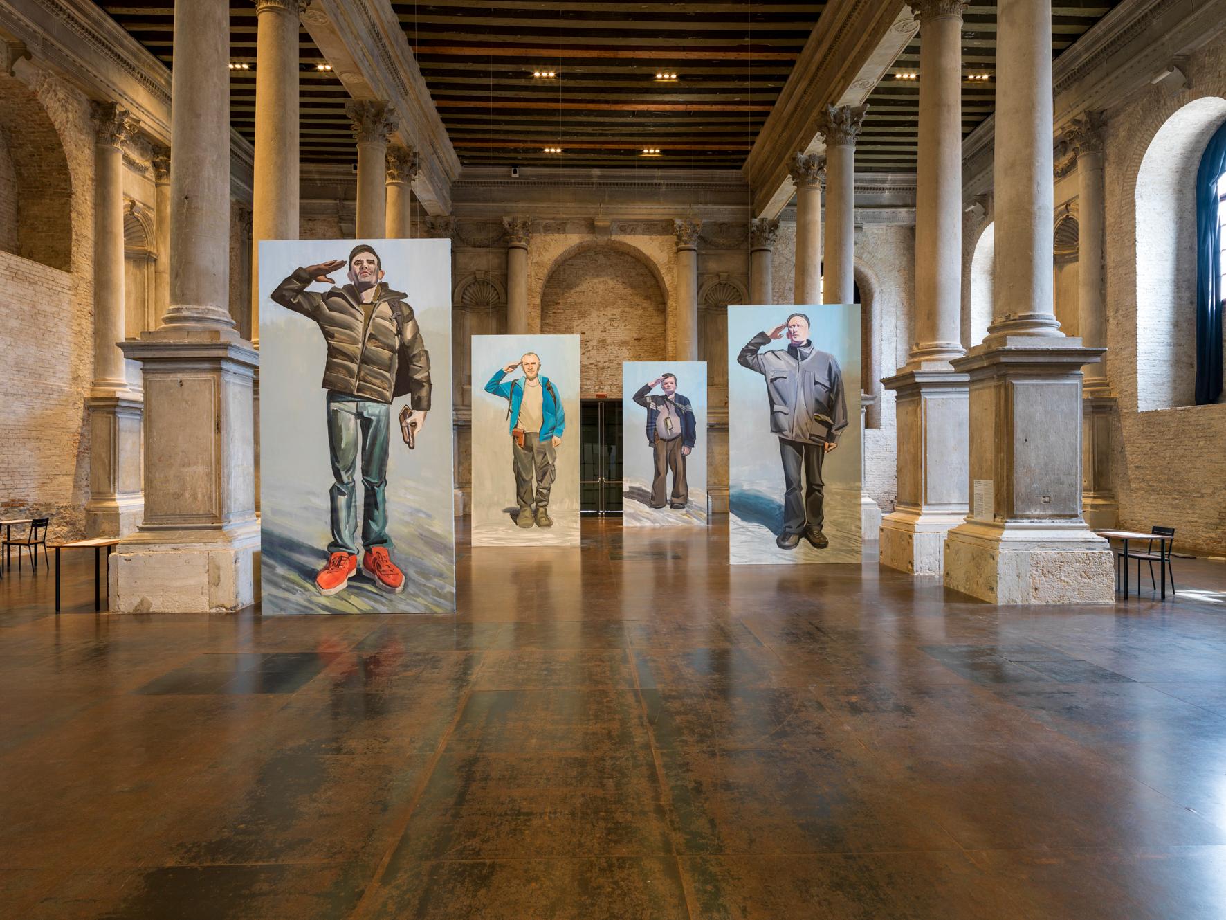 Organizada pelo The PinchukArtCentre, a exposição “This is Ukraine: Defending Freedom” é dividida em duas partes. A primeira conta com obras de artistas que ainda vivem na Ucrânia, mesmo em guerra. Na segunda, obras de artistas ucranianos que vivem fora do país e colegas internacionais que se juntaram na batalha pelo fim da guerra. Entre eles, Damien Hirst, Olafur Eliasson, Marina Abramović e JR. Na foto, "Max in the army Series” (2022), do ucraniano Lesia Khomenko, produzido durante residência no Castelo de Ujazdowski, em Varsóvia. Na Scuola Grande della Misericordia.