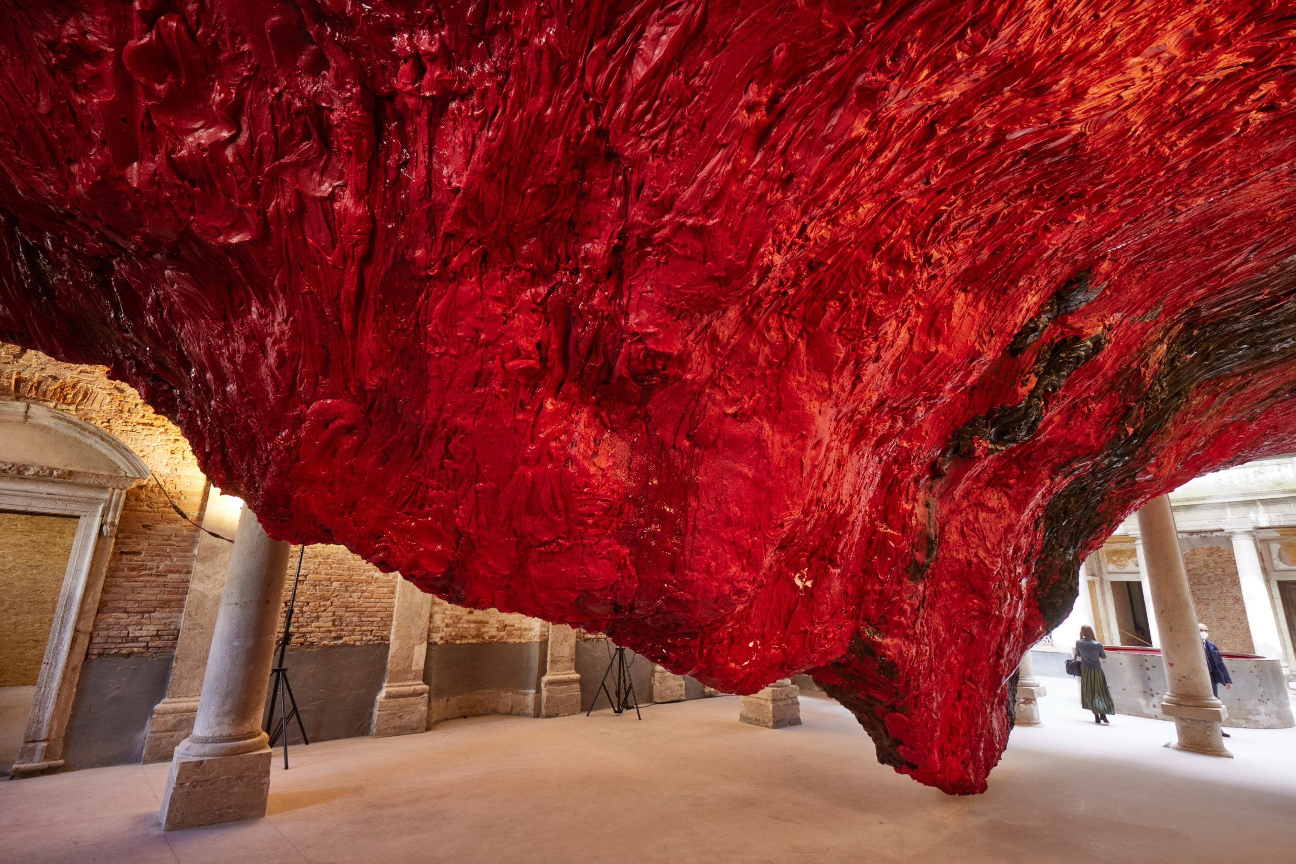 Famoso por experimentar os limites e a materialidade do mundo visível por meio de obras que estimulam o espectador a interagir emocionalmente, o indiano Anish Kapoor ganhou duas grandes mostras em Veneza. A Gallerie dell'Accademia apresenta a retrospectiva de Anish Kapoor com trabalhos fundamentais, desde as primeiras esculturas a obras inéditas criadas com Kapoor Black, inovação nanotecnológica tão escura que absorve mais de 99,9% da luz visível. Graças a ela, formas aparecem e desaparecem diante de nossos olhos. Já no Palazzo Manfrin, uma seleção de trabalhos de grande escala que desafiam qualquer definição tradicional. Na foto, “Mount Moriah at the Gate of the Ghetto” (2022), exposta no palácio. Ambas ficam em cartaz até 9/11.