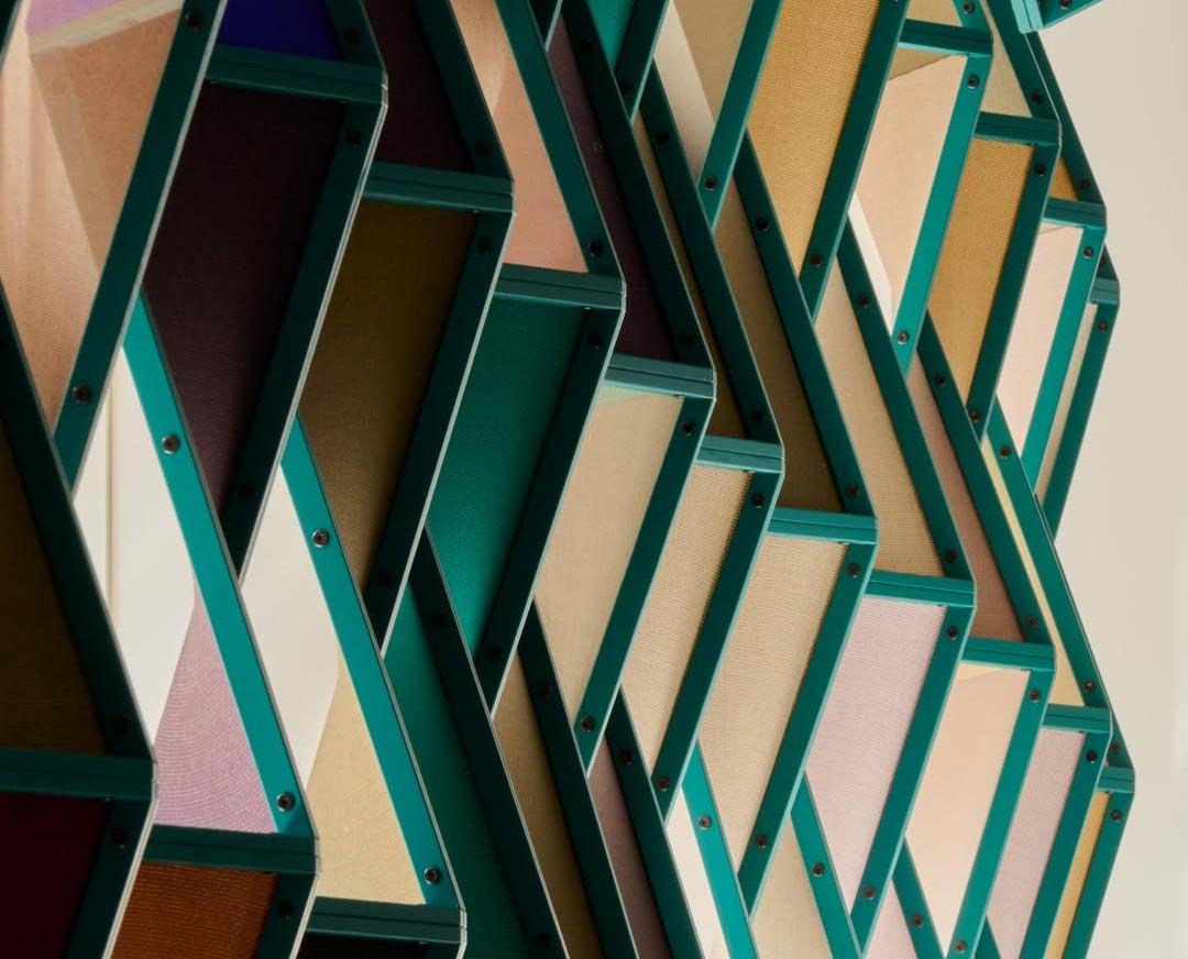 “In Rainbows”, instalalação de Giulio Ridolfo, em colaboração com Lorenzo Bini, Kvadrat.